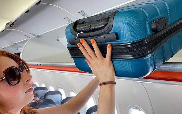 Le compagnie aeree continueranno la politica dei bagagli nonostante la sanzione del Consumer Affairs